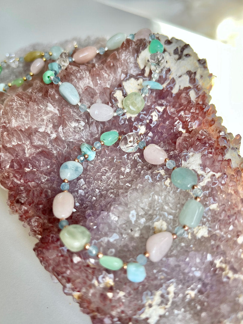 Armband mit Edelstein Nuggets Morganit, Aquamarin, Bergkristall, Chrysopras und Larimar LIMITIERT