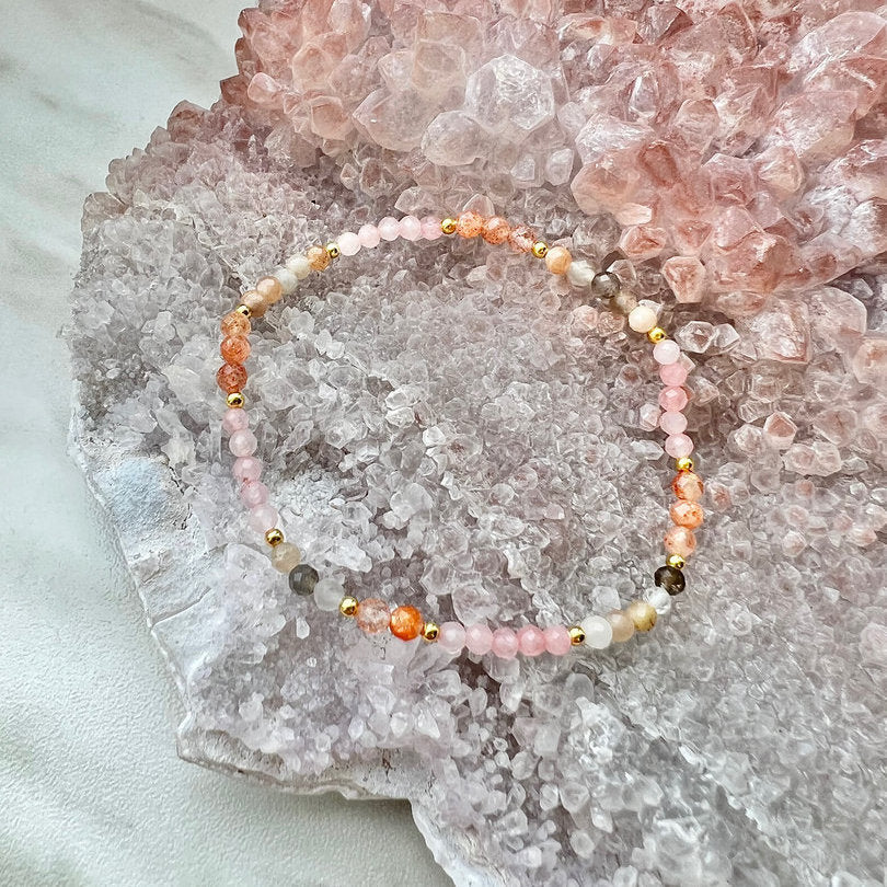 Filigranes Armband mit Rosenquarz, Sonnenstein und Mondstein