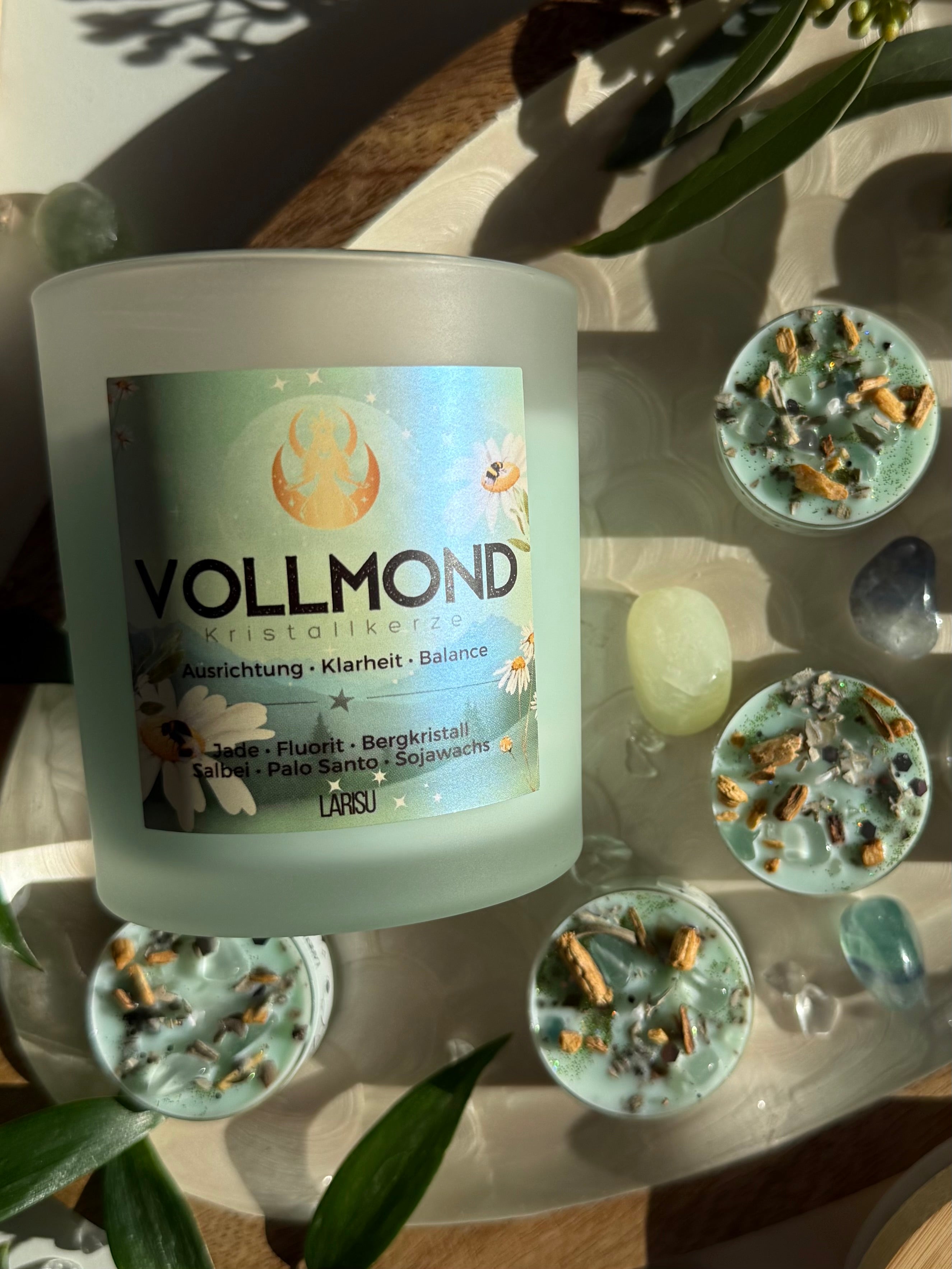 Vollmondkerze mit Kristallen und Blüten, März, limitiert