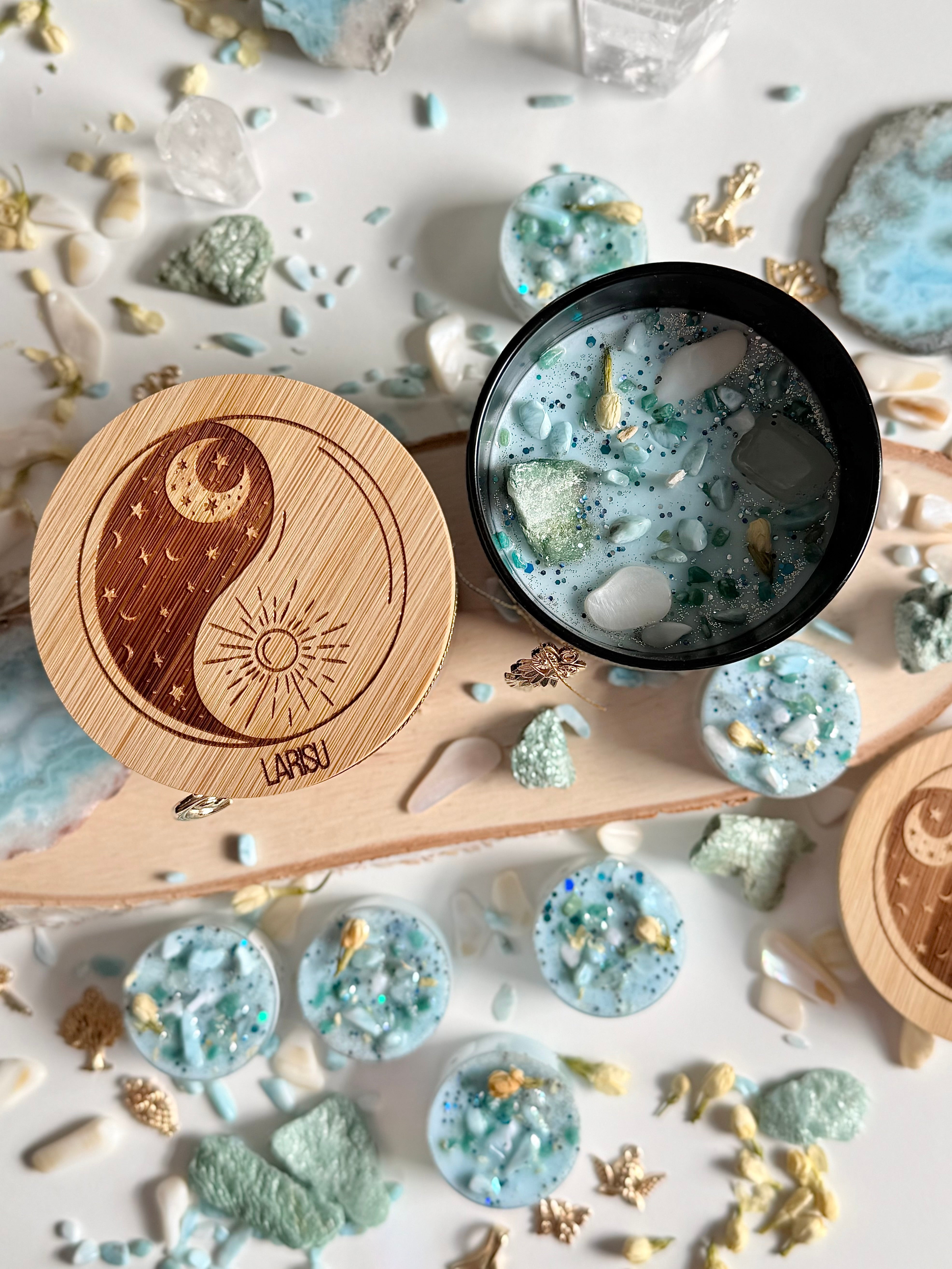 Neumondkerze mit Kristallen und Blüten, Februar, limitiert