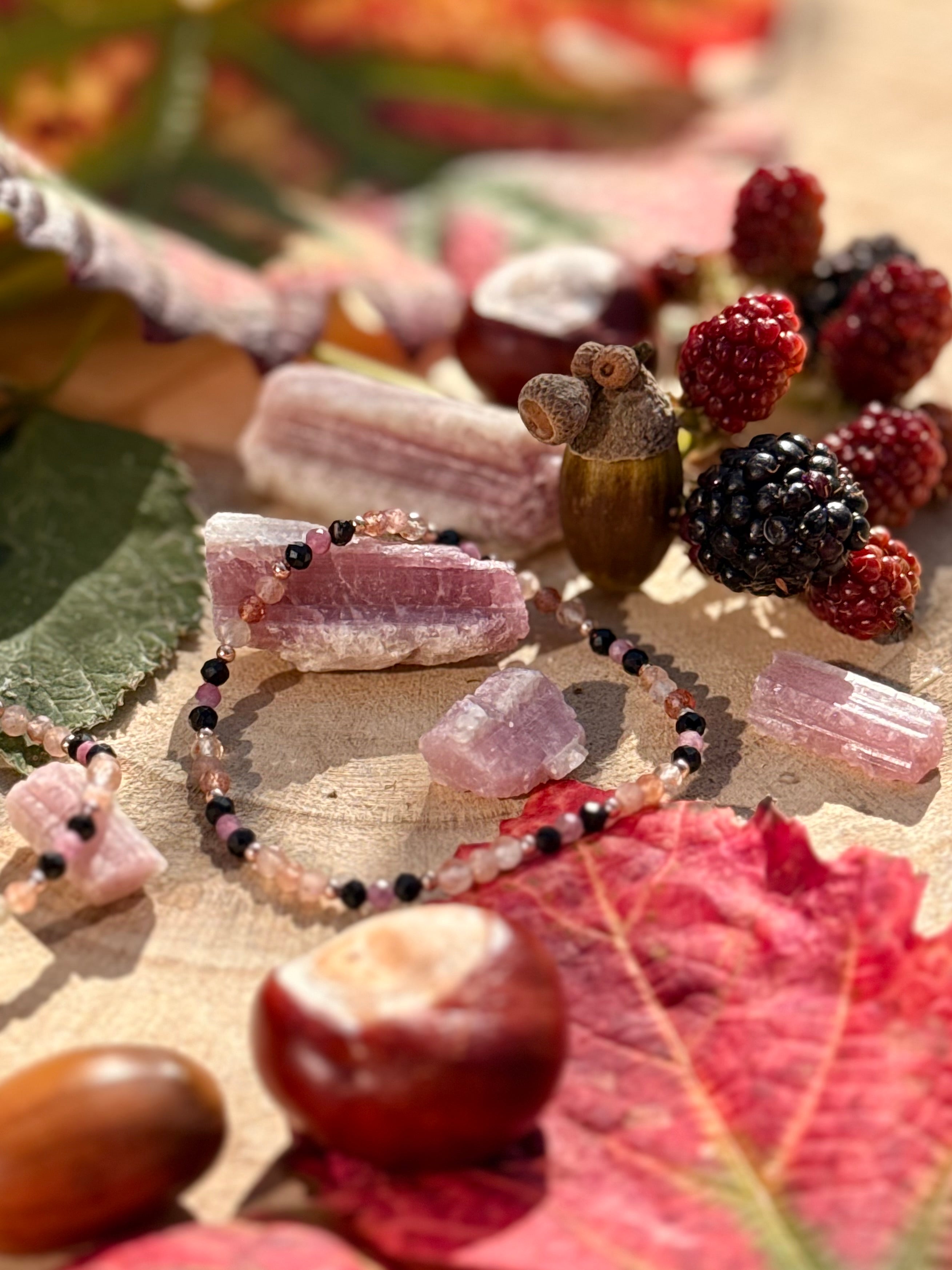 Filigranes Armband "Seelensonne" mit schwarzem & rosa Turmalin und Sonnenstein