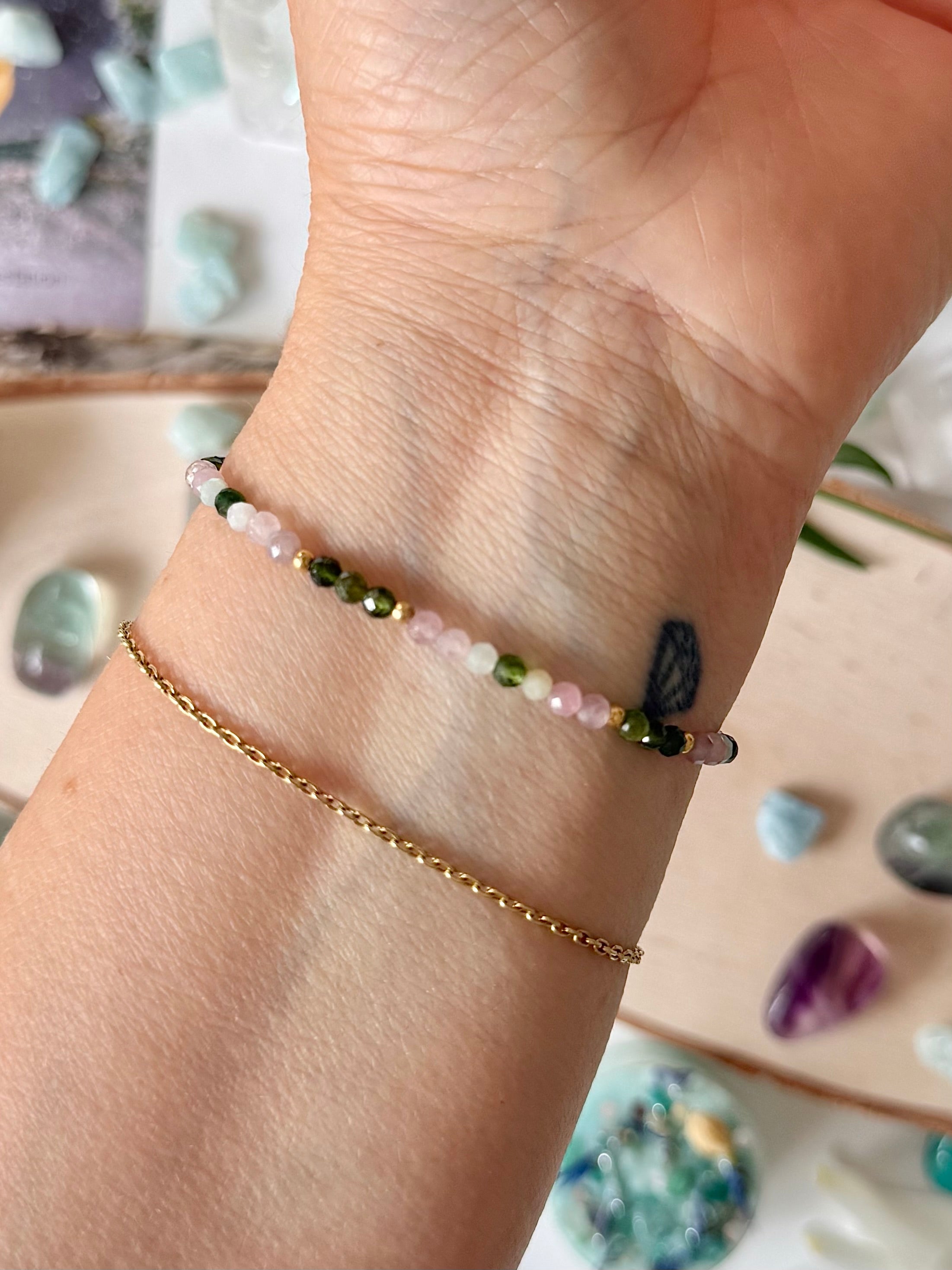 Armband „Herzenswärme“ mit grünem Turmalin, Rosenquarz und Jade