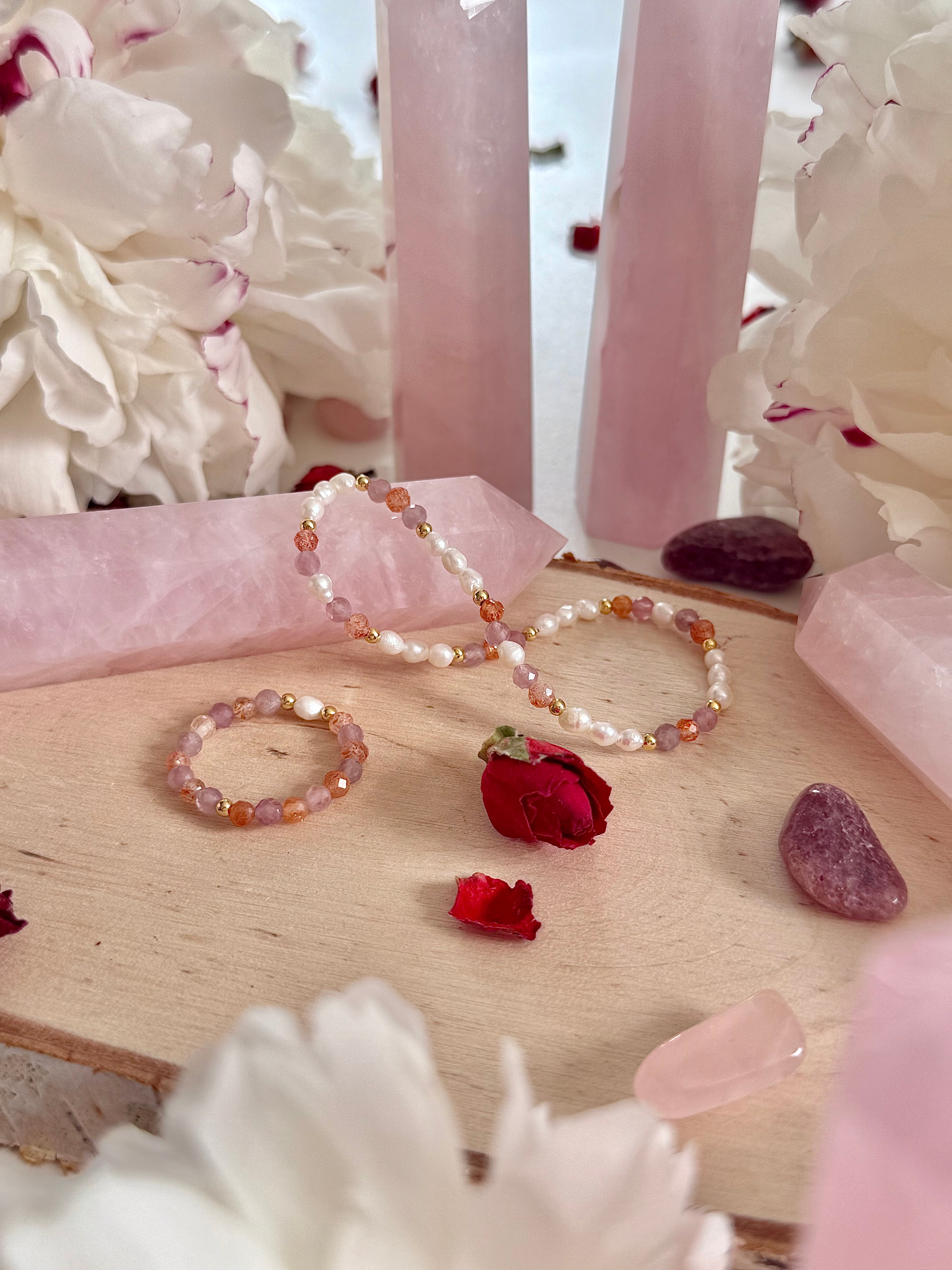 Armband „Sonnentanz“ mit Süßwasserperlen, Sonnenstein und Rosenquarz