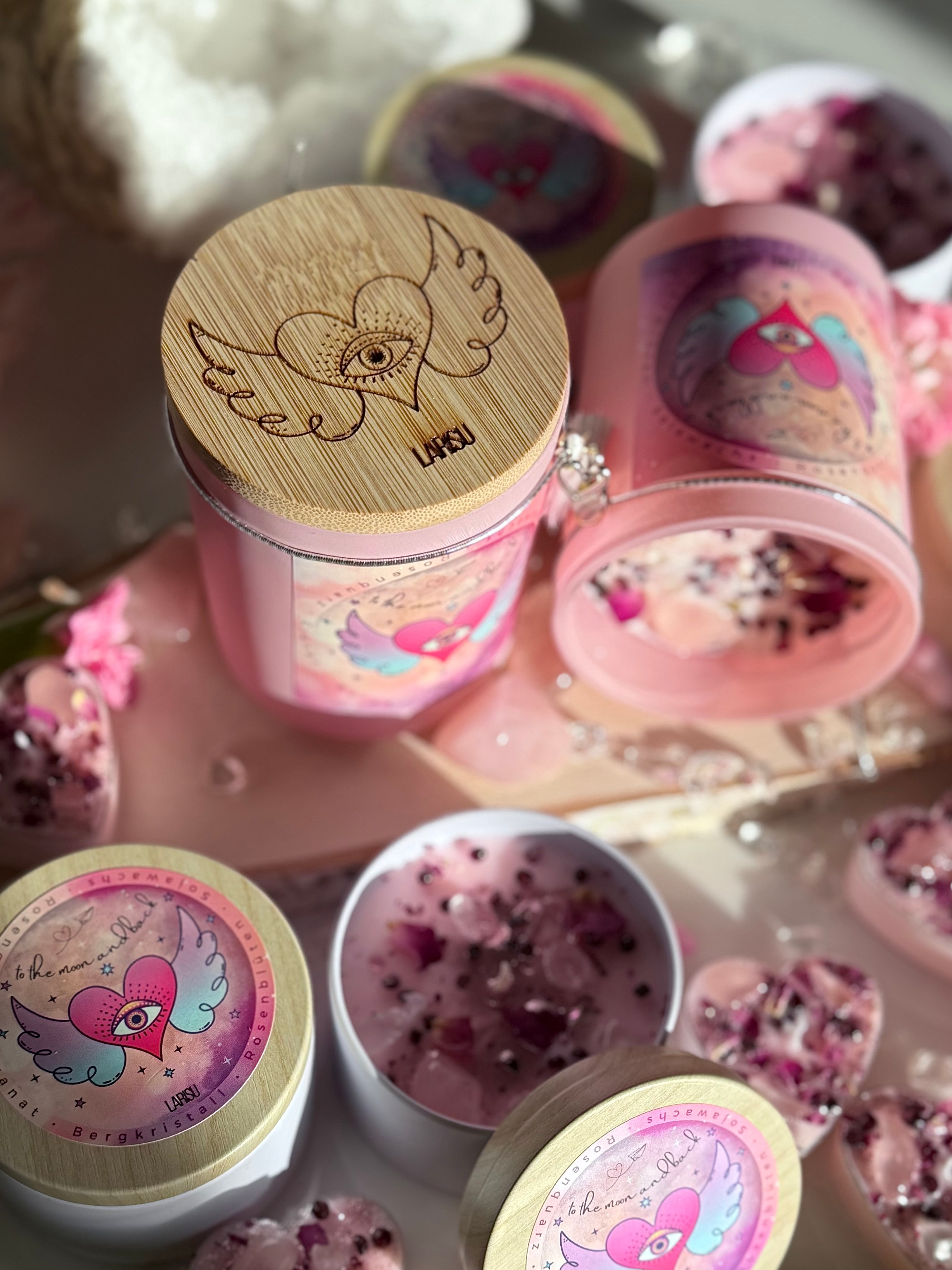 Rosa Kristallkerze mit Holzdeckel „To the Moon and back“, limitiert
