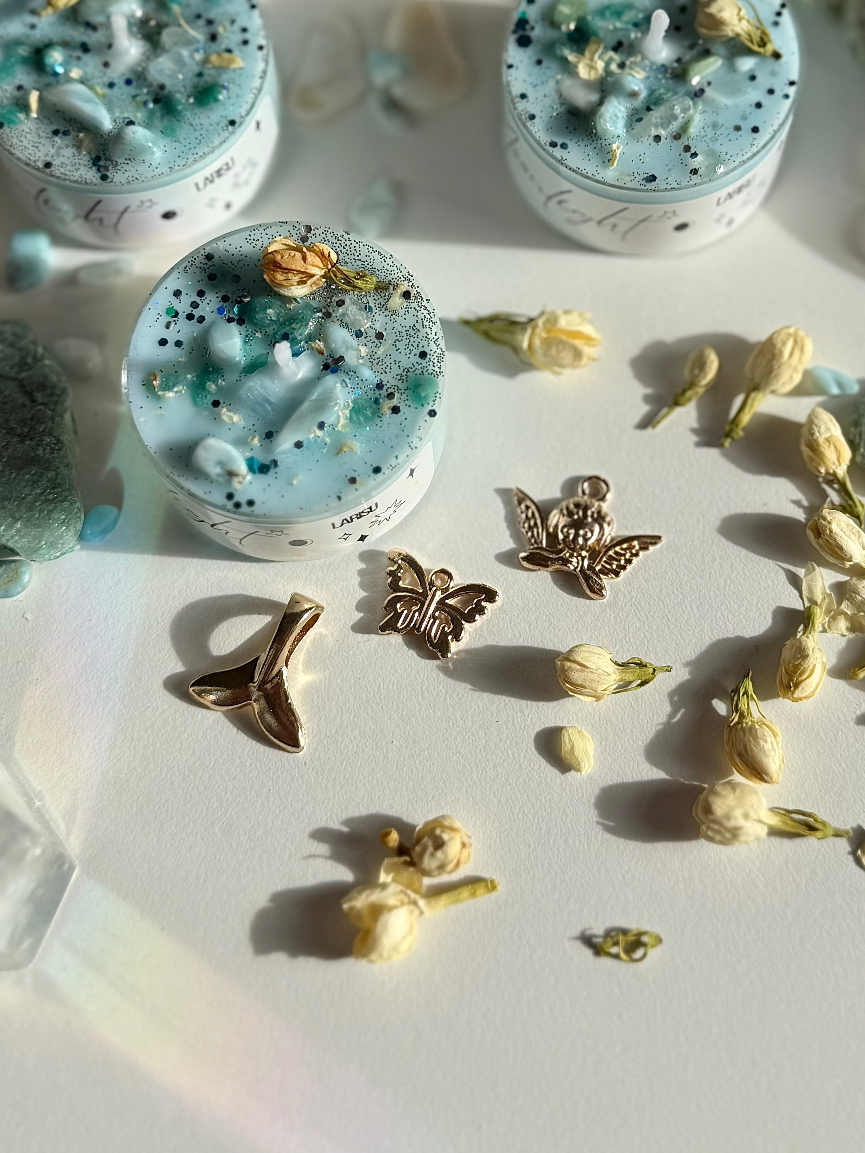 Neumondkerze mit Kristallen und Blüten, Februar, limitiert