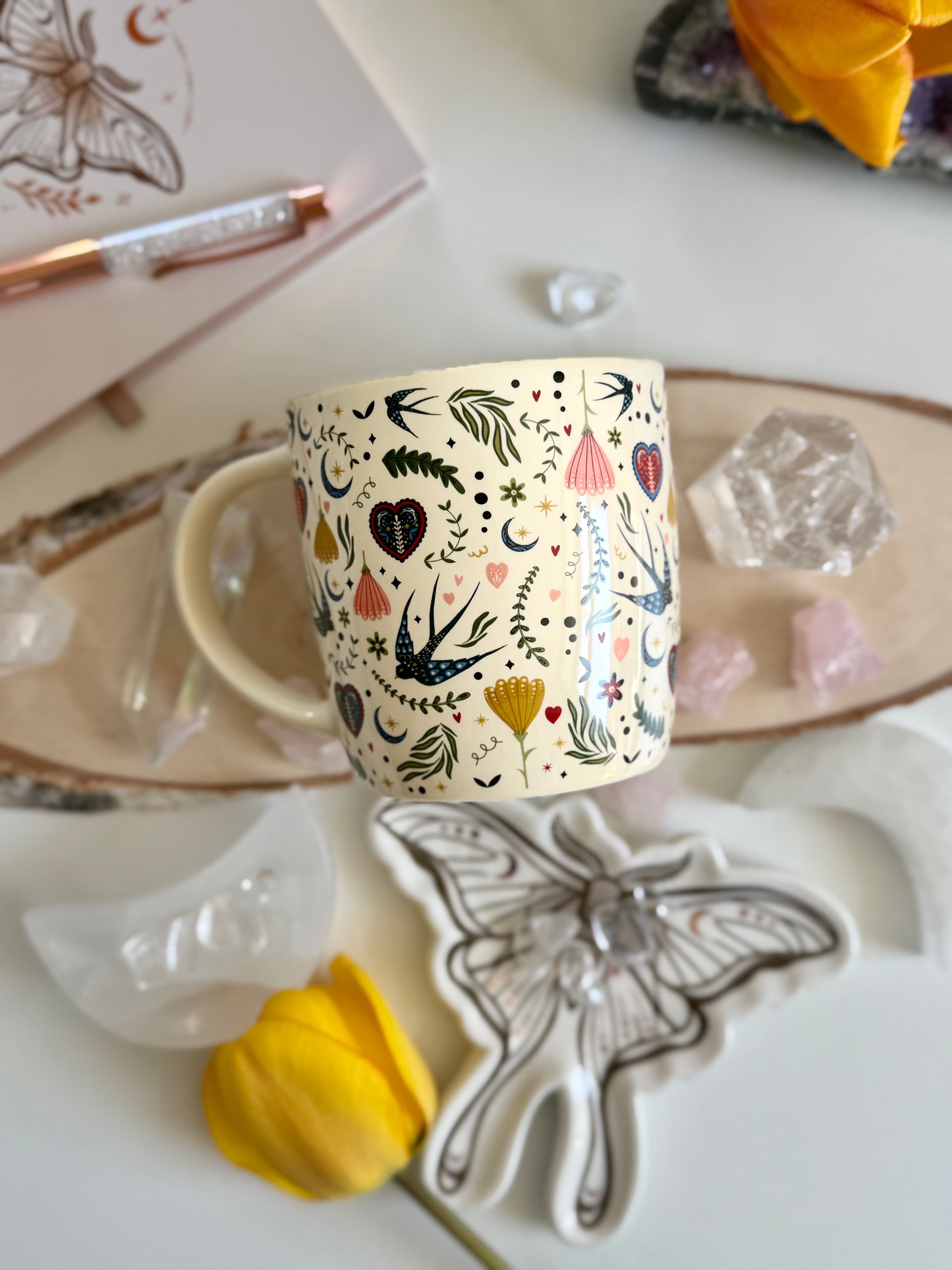 Keramik Becher Schwalbe, Blume, Mond, Creme