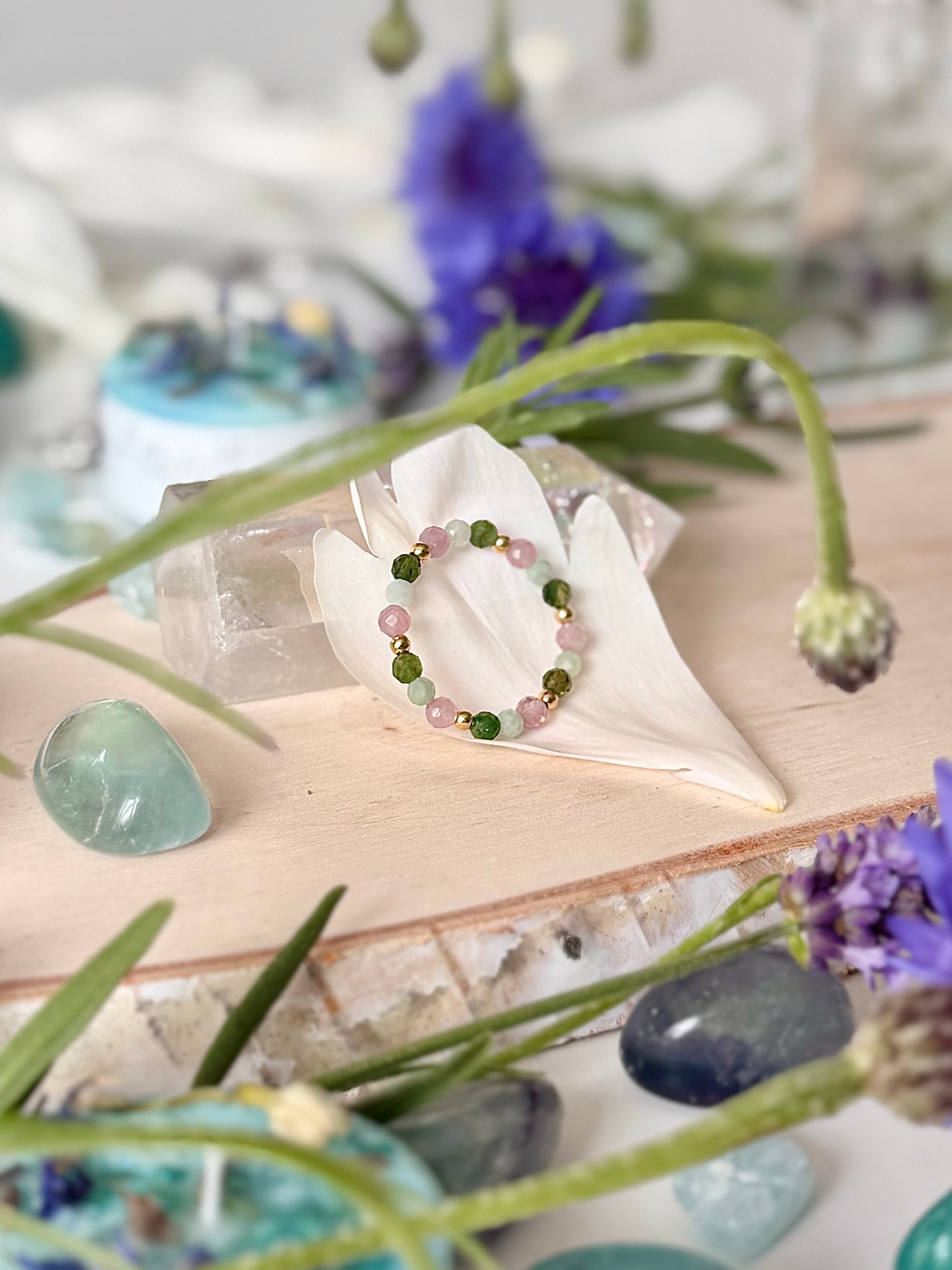 Ring „Herzenswärme“ mit grünem Turmalin, Rosenquarz und Jade