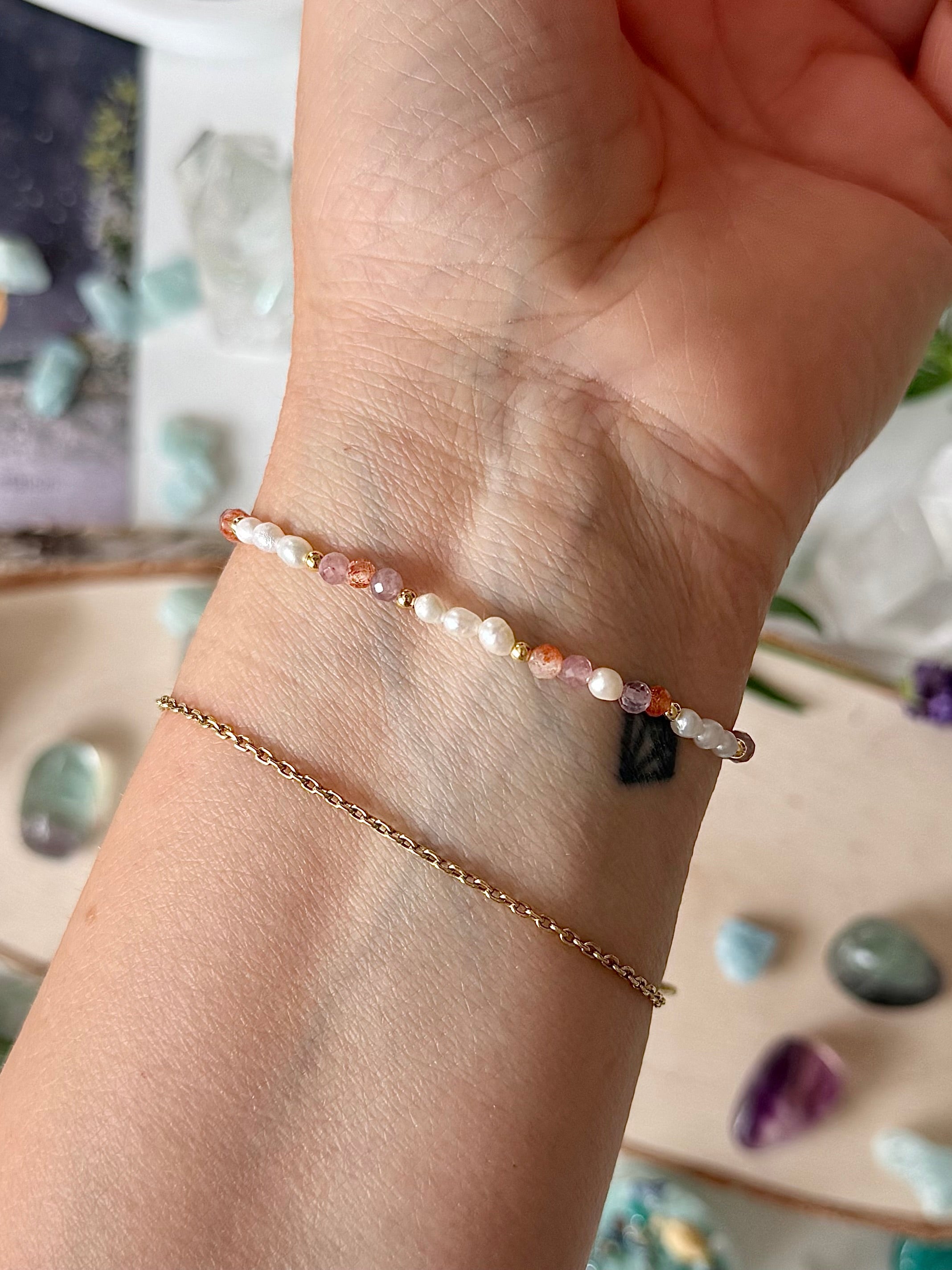 Armband „Sonnentanz“ mit Süßwasserperlen, Sonnenstein und Rosenquarz