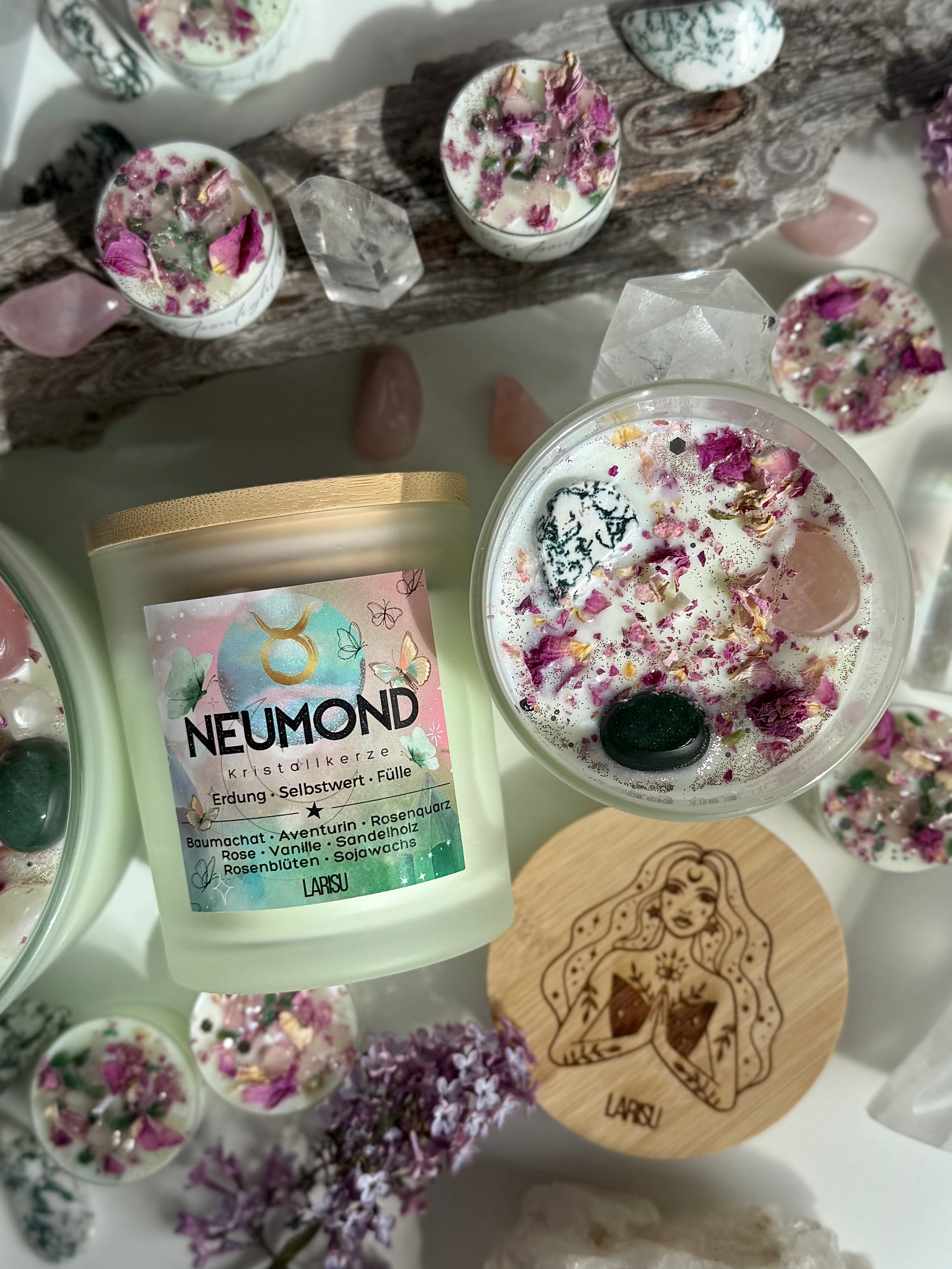 Neumondkerze mit Kristallen und Blüten, Mai, limitiert