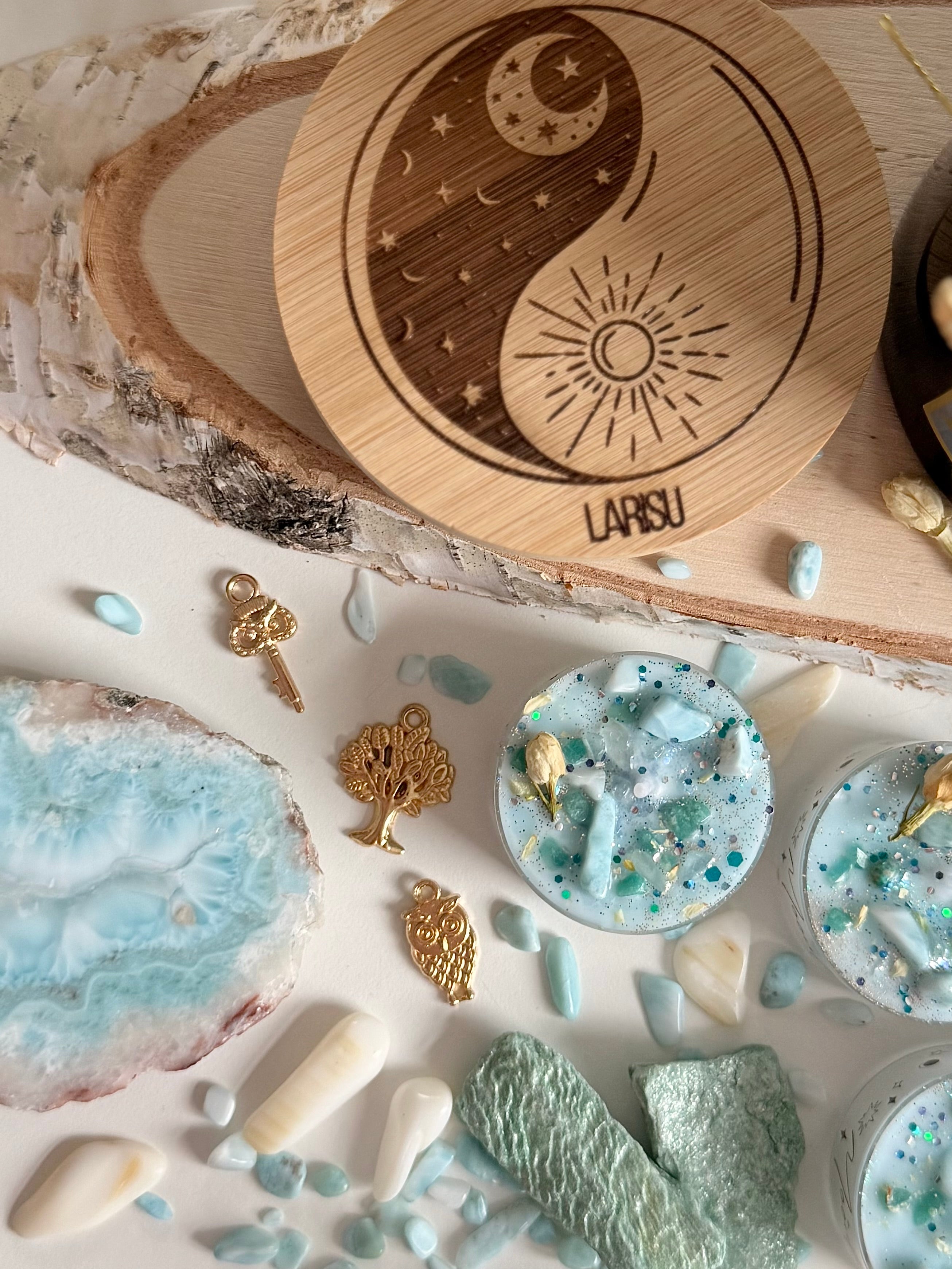 Neumondkerze mit Kristallen und Blüten, Februar, limitiert