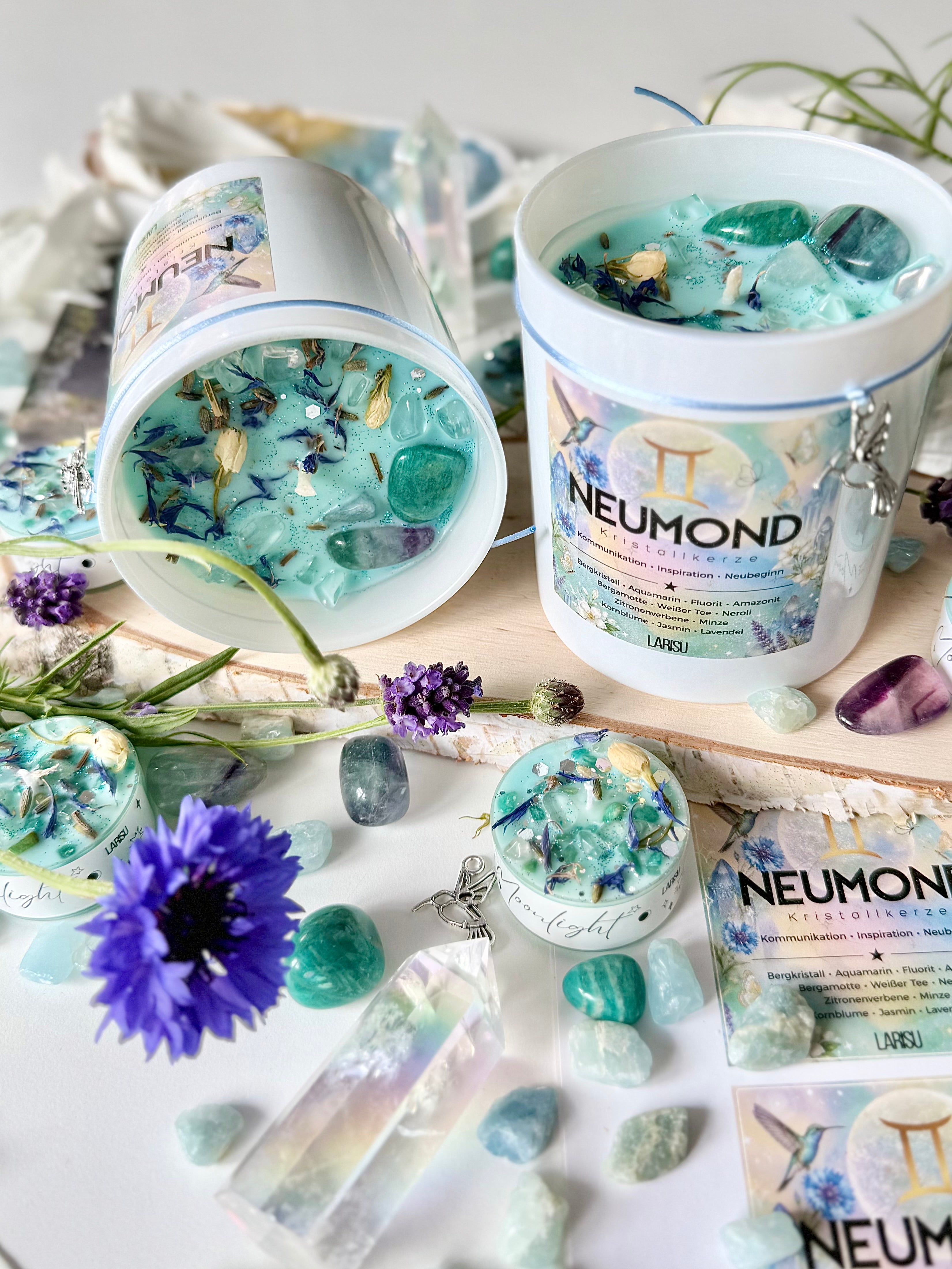 Neumondkerze mit Kristallen und Blüten, Juni, limitiert