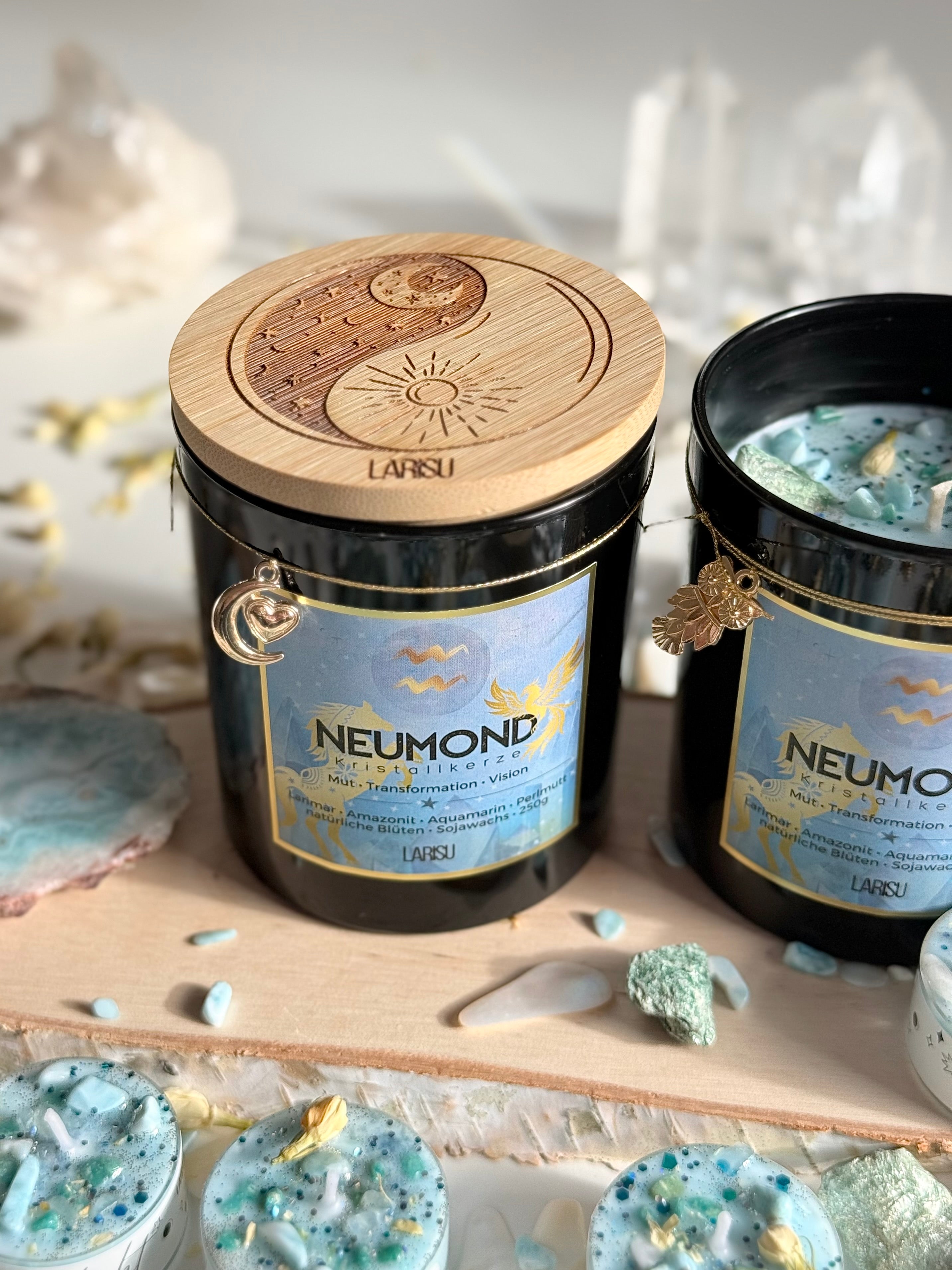 Neumondkerze mit Kristallen und Blüten, Februar, limitiert