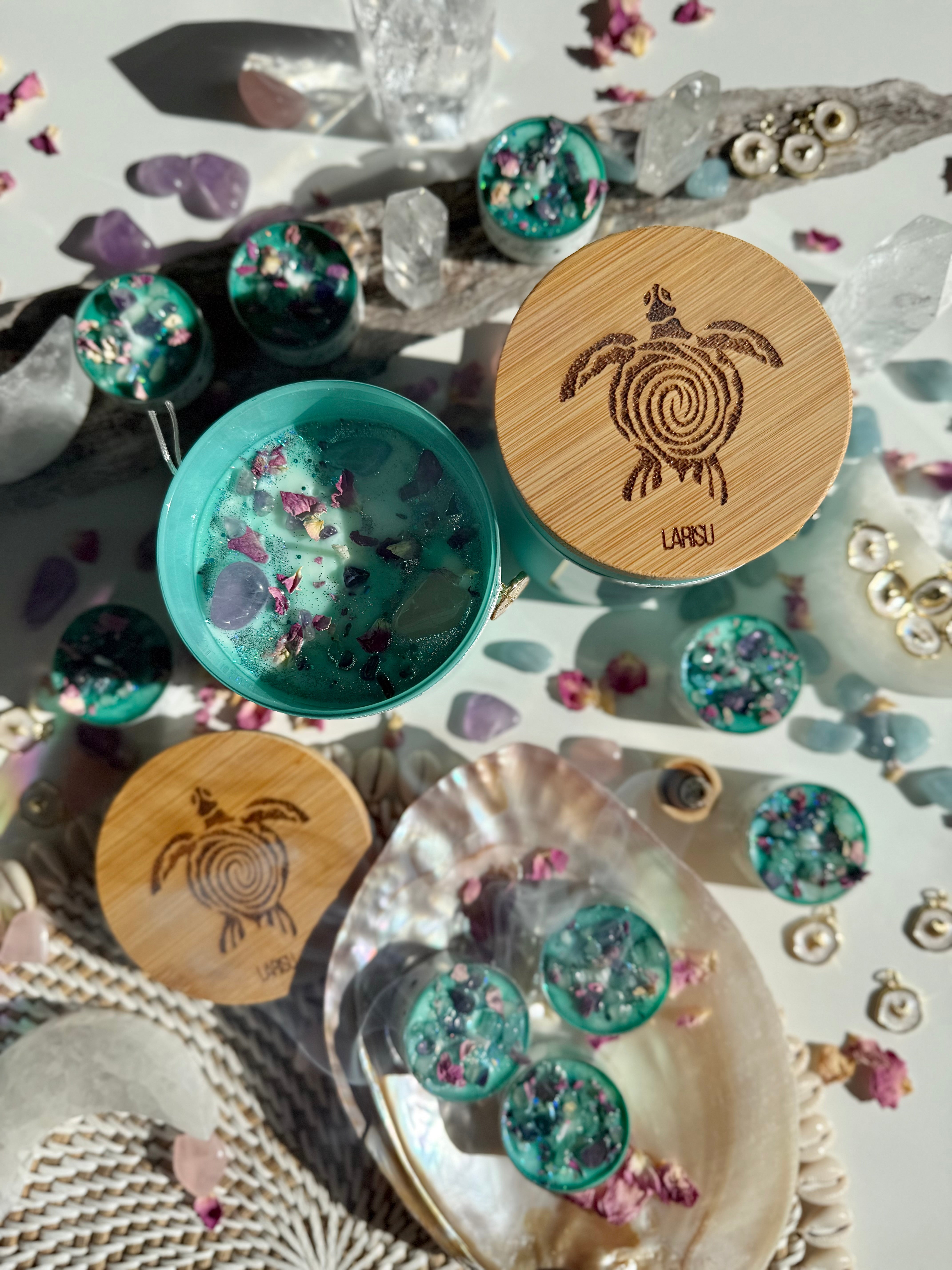 Neumondkerze mit Kristallen und Blüten, März, limitiert