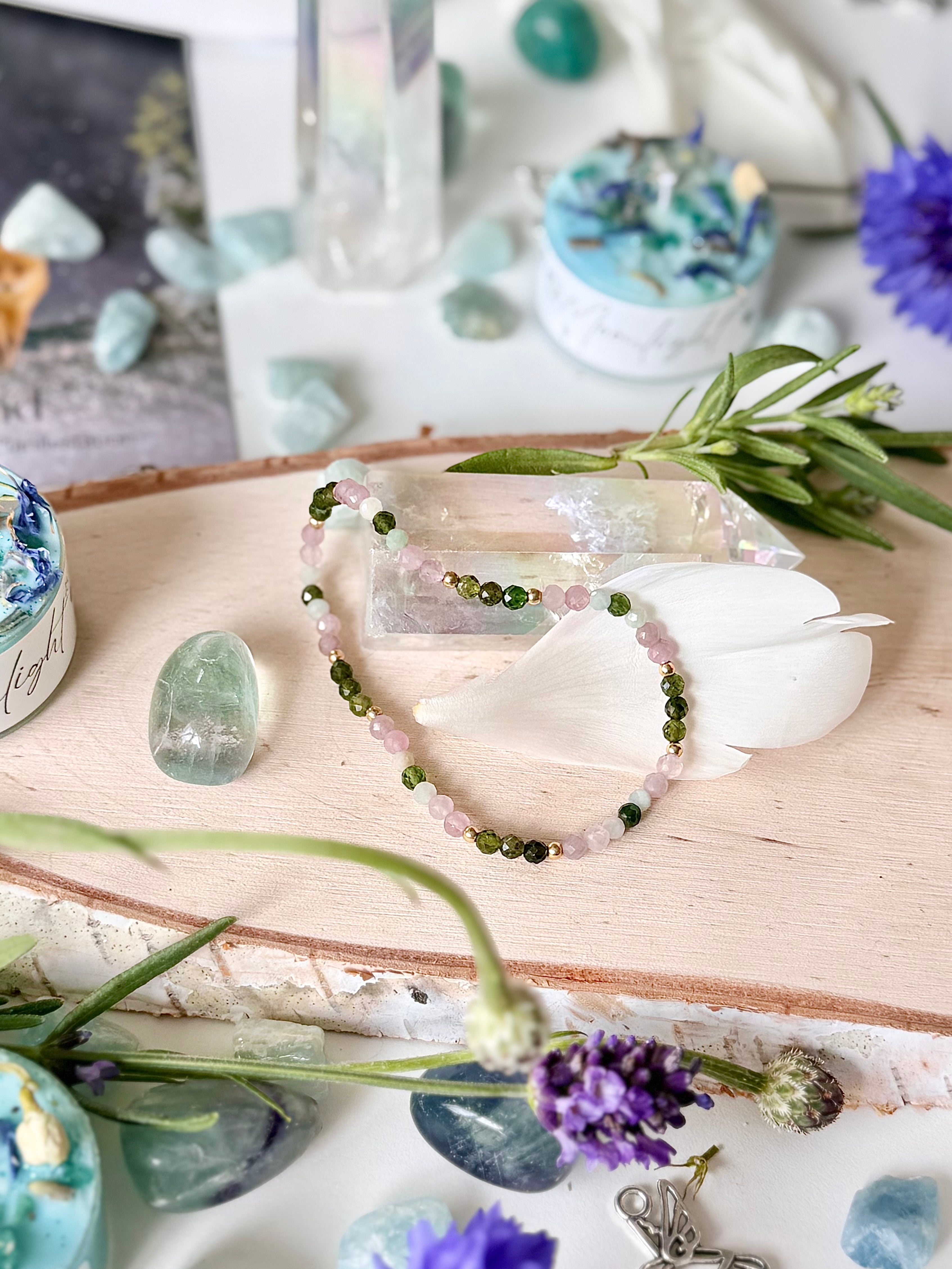 Armband „Herzenswärme“ mit grünem Turmalin, Rosenquarz und Jade