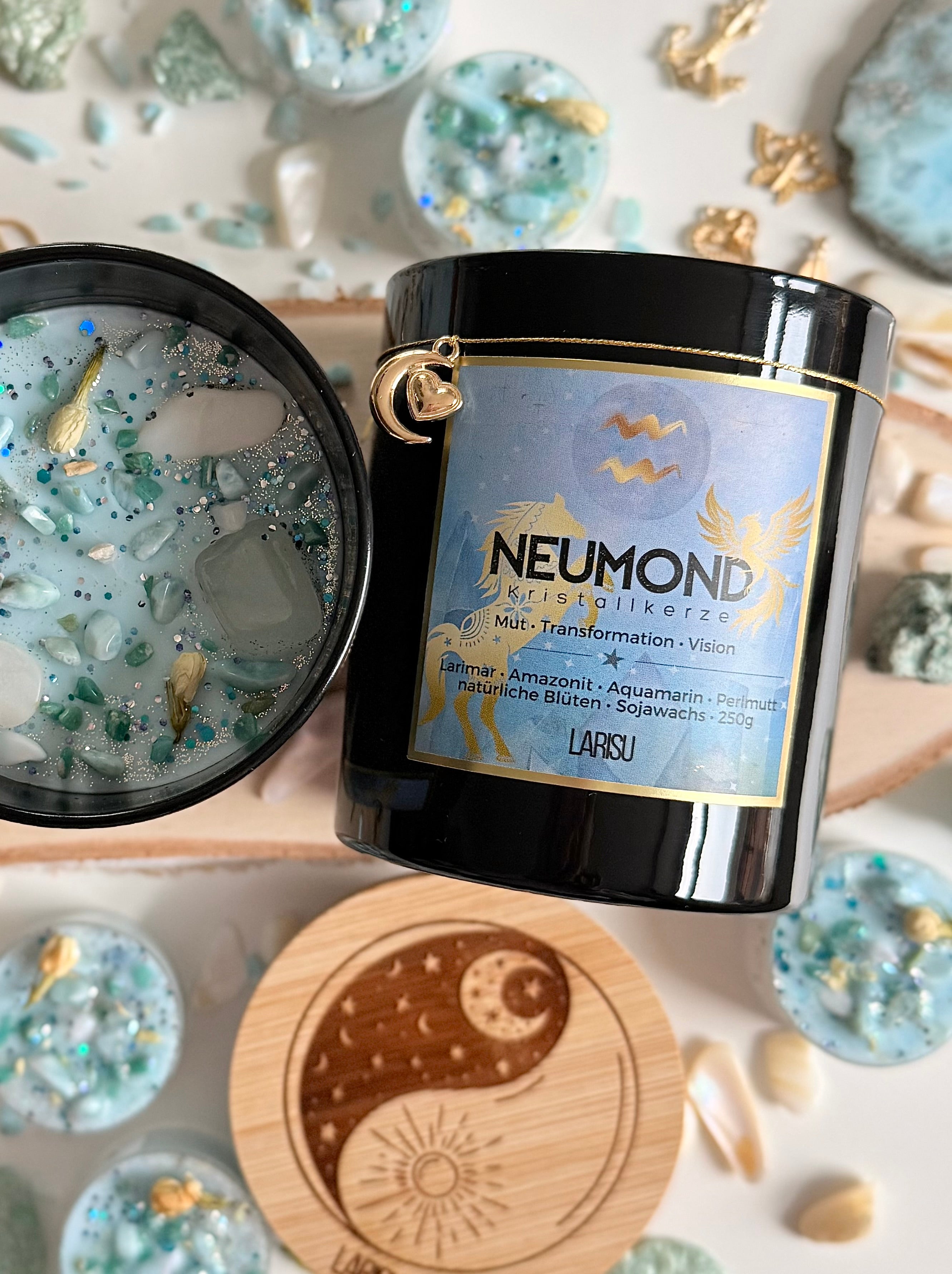 Neumondkerze mit Kristallen und Blüten, Februar, limitiert