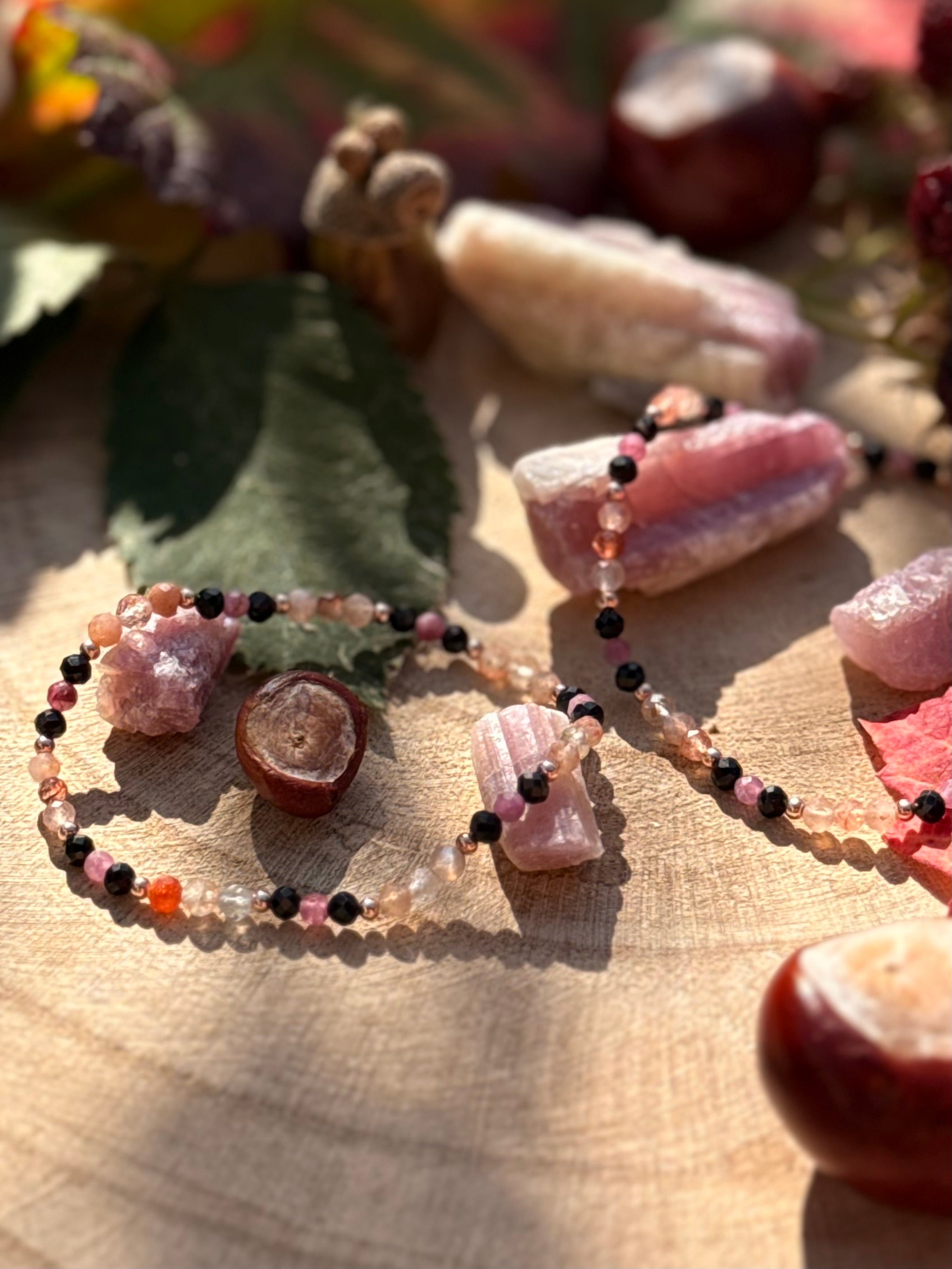 Filigranes Armband "Seelensonne" mit schwarzem & rosa Turmalin und Sonnenstein