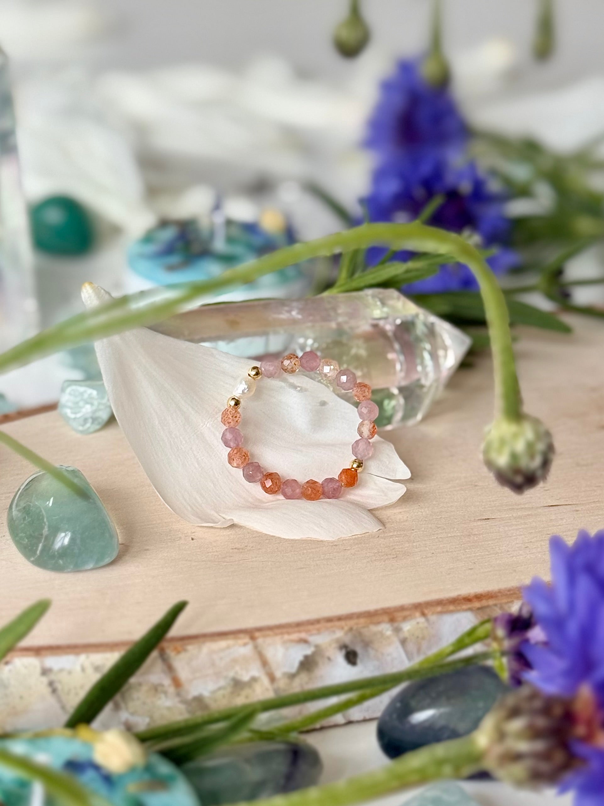 Ring „Sonnentanz“ mit Süßwasserperlen, Sonnenstein und Rosenquarz