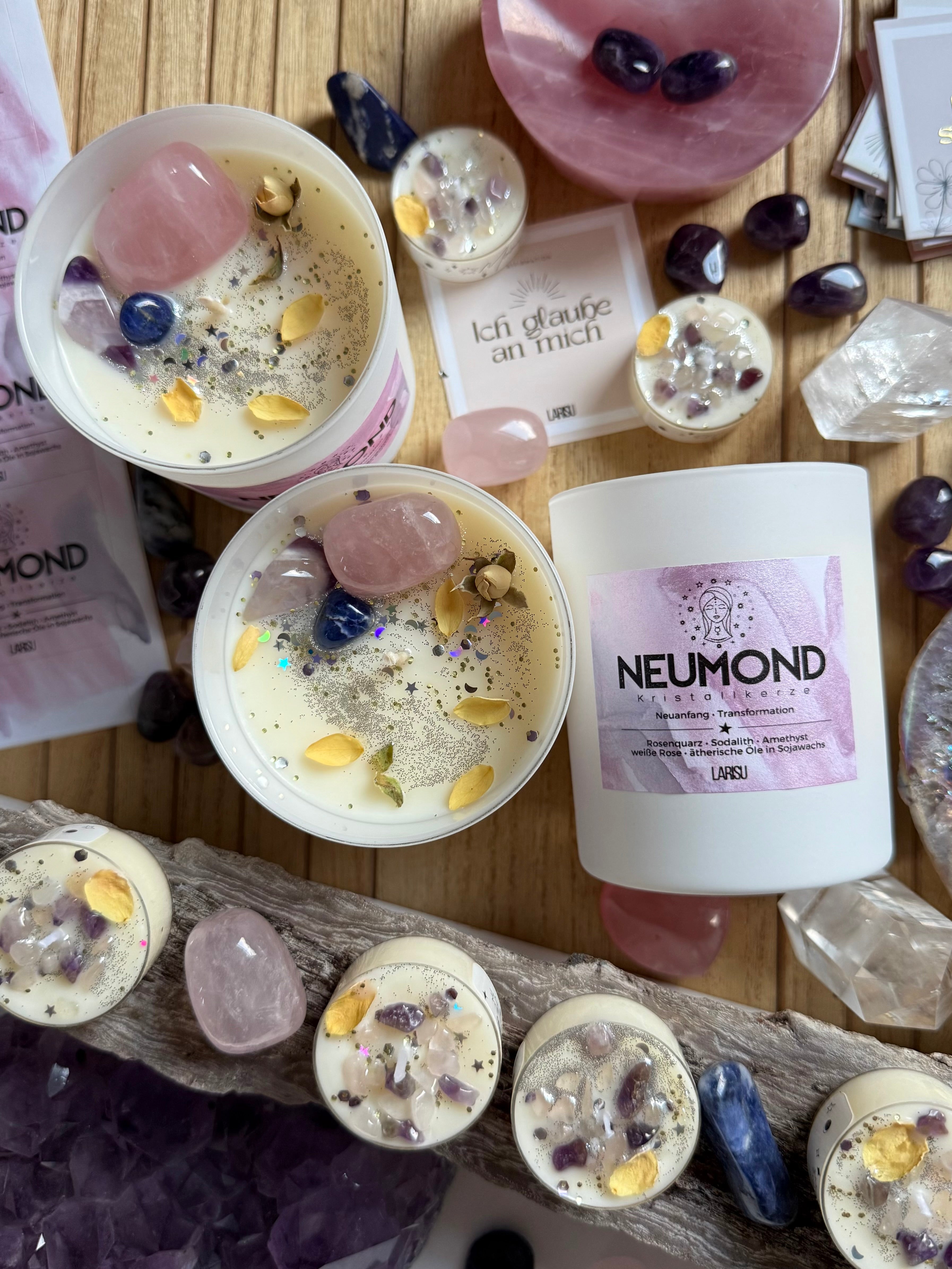 Neumondkerze mit Kristallen, ätherischen Ölen und Blüten, August, limitiert