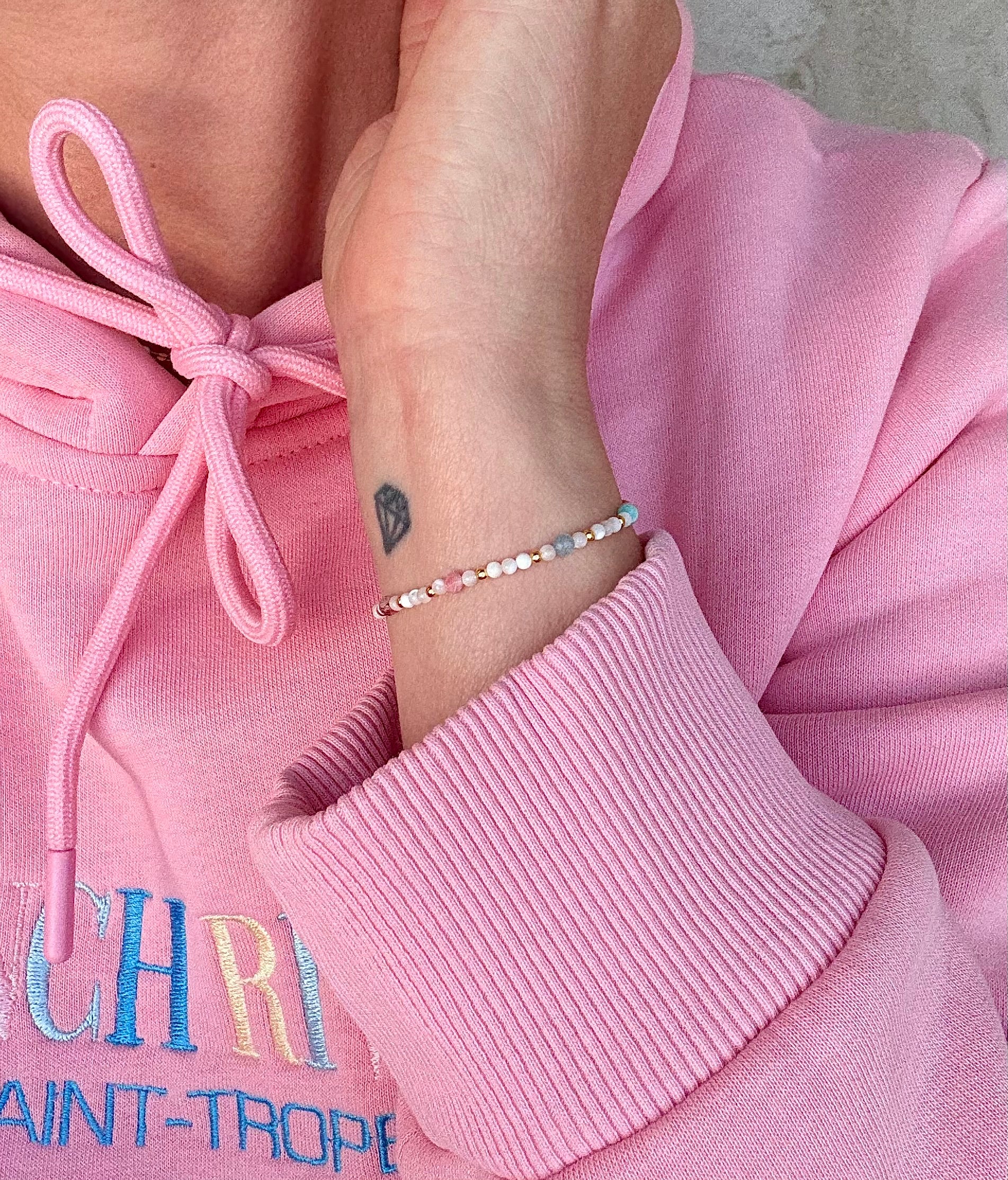 Filigranes Armband mit Muschelperlen und Kristallen, limitiert