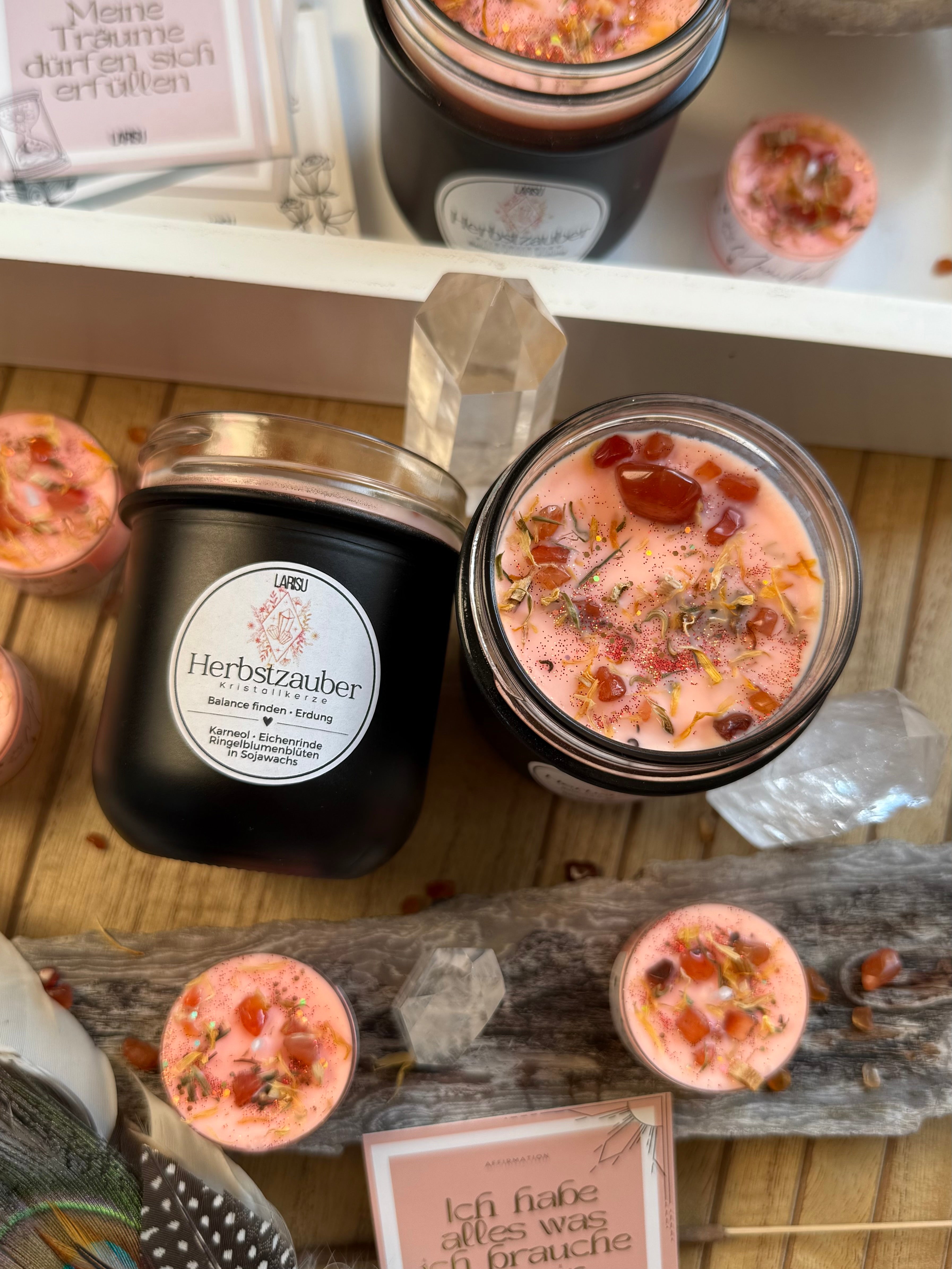 Kristallkerze „Herbstzauber“ mit Karneol, Eichenrinde und Ringelblume, limitiert