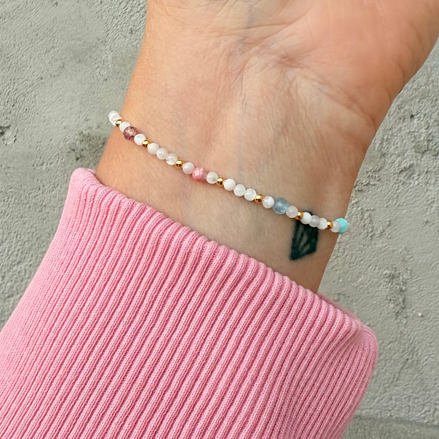 Filigranes Armband mit Muschelperlen und Kristallen, limitiert