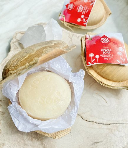 Holy Lama Kewra Seife Yogi im Palmblatt 100g