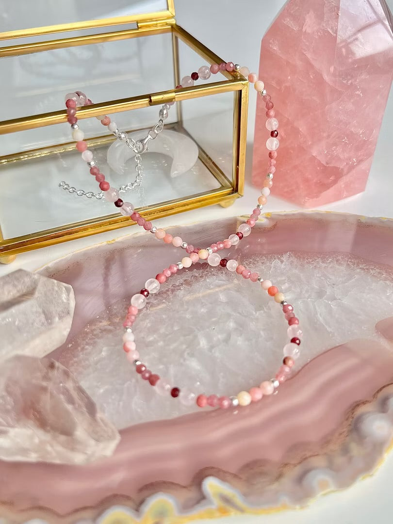 Halskette „Selbstliebe“ mit Rosenquarz, Rhodonit, Granat, rosa Andenopal und rosa Turmalin