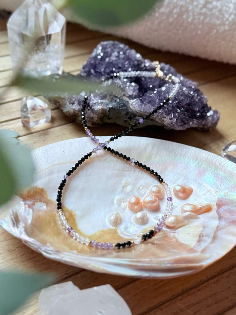 Halskette „Schutzengel“ mit Amethyst, einem Herkimer Bergkristal, Bergkristall und Turmalin