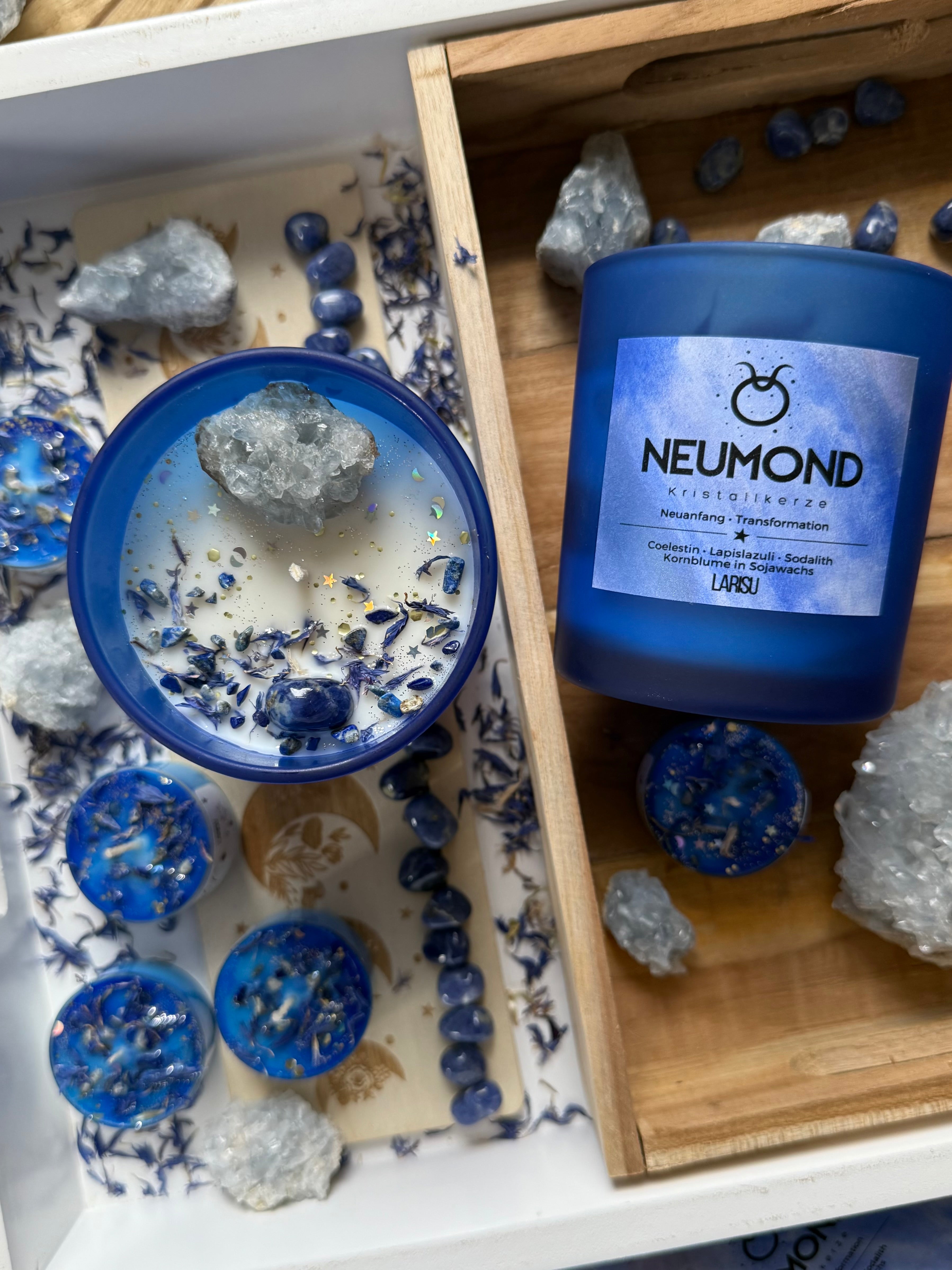 Neumondkerze mit Kristallen, ätherischen Ölen und Blüten, April, limitiert
