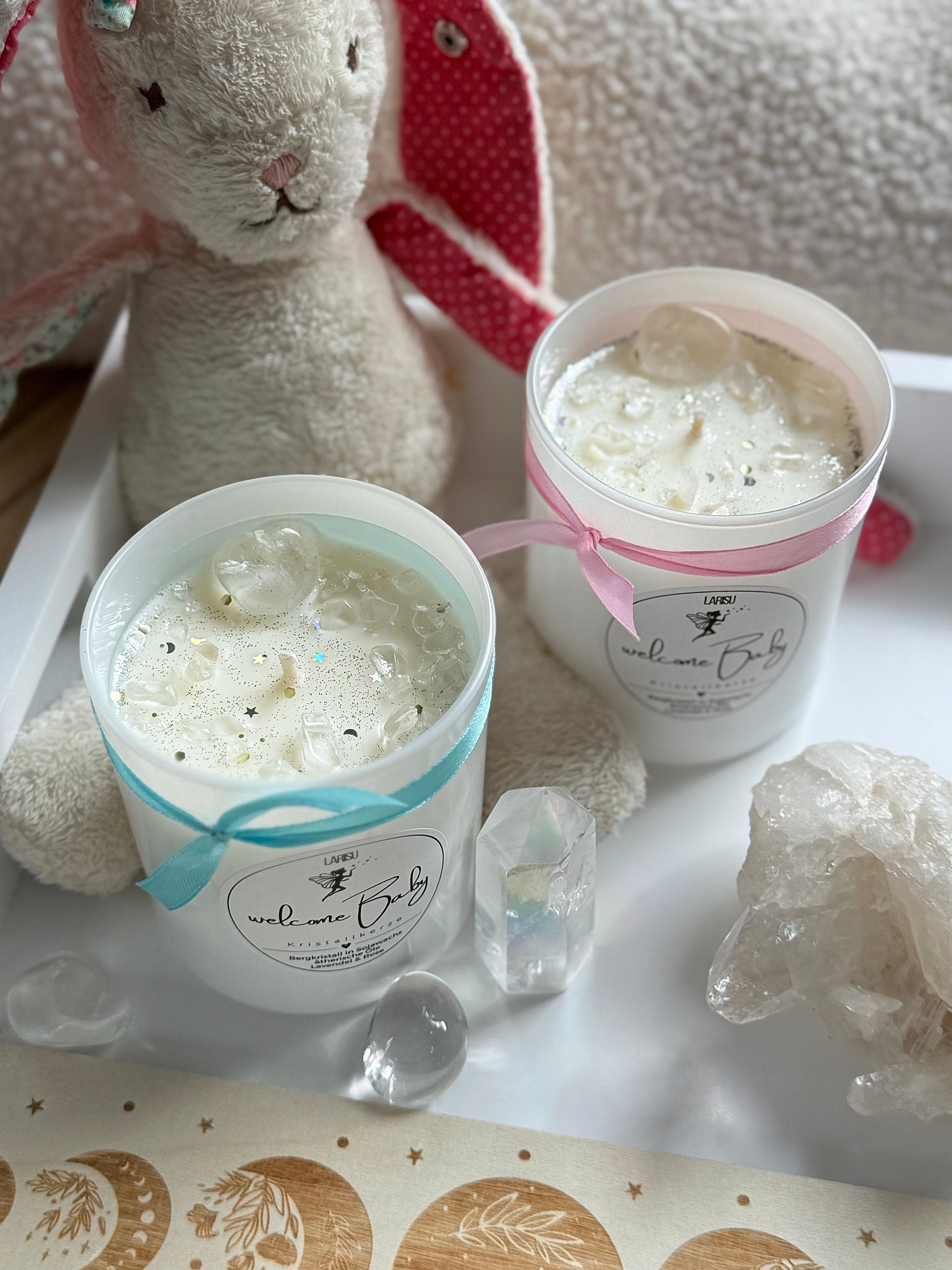 Kristallkerze „welcome Baby“ mit Bergkristall, Lavendel & Rose