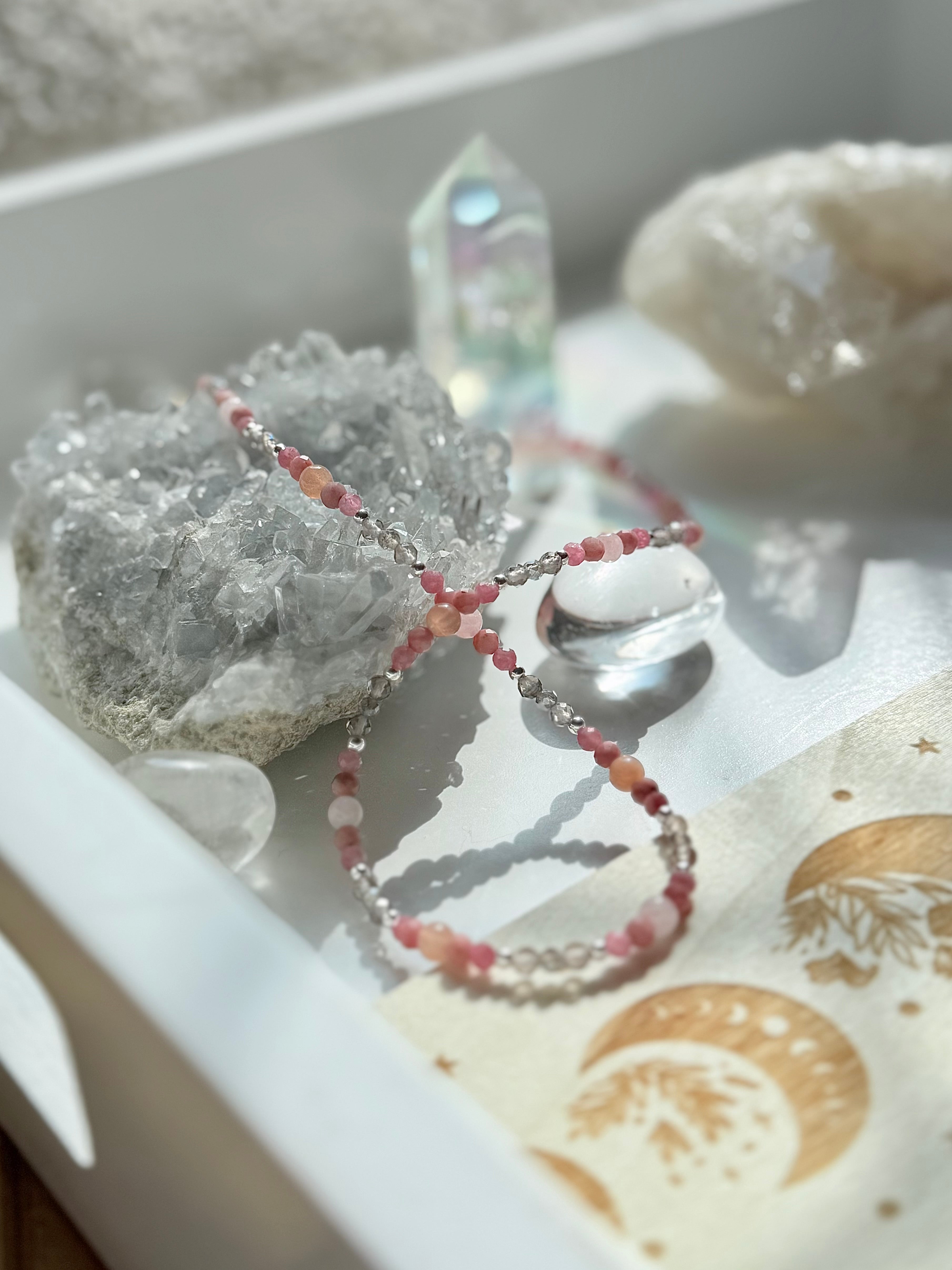 Halskette „Moonchild“ mit Mondstein, Rauchquarz, Labradorit, Rosenquarz, Turmalin und Rhodonit
