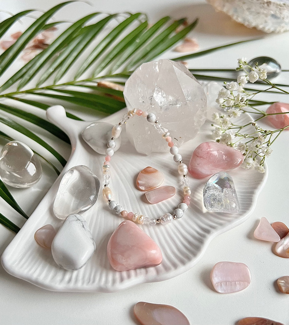 Armband „Lichtbringer“ mit Bergkristall, rosa Andenopal, Magnesit und Süßwasserperlen