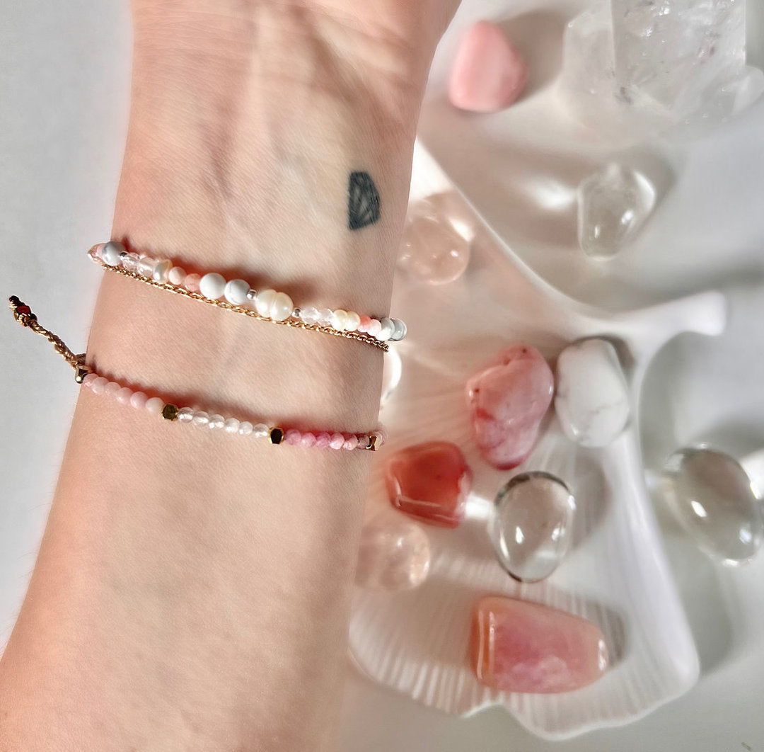 Armband „Lichtbringer“ mit Bergkristall, rosa Andenopal, Magnesit und Süßwasserperlen