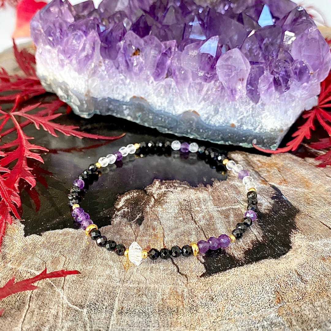 Armband „Schutzengel“ mit Amethyst, einem Herkimer Bergkristall, Bergkristall und Turmalin