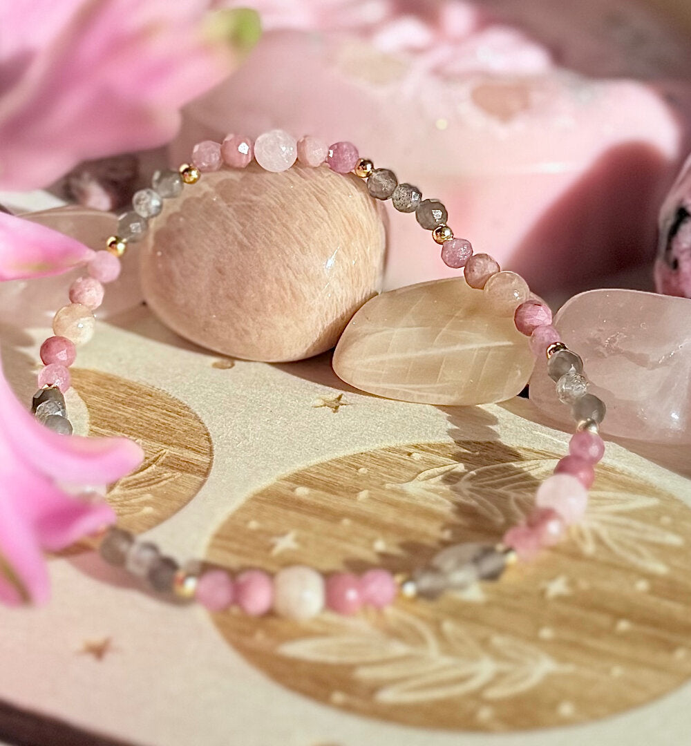 Armband „Moonchild“ mit Mondstein, Rauchquarz, Labradorit, Rosenquarz, Turmalin und Rhodonit