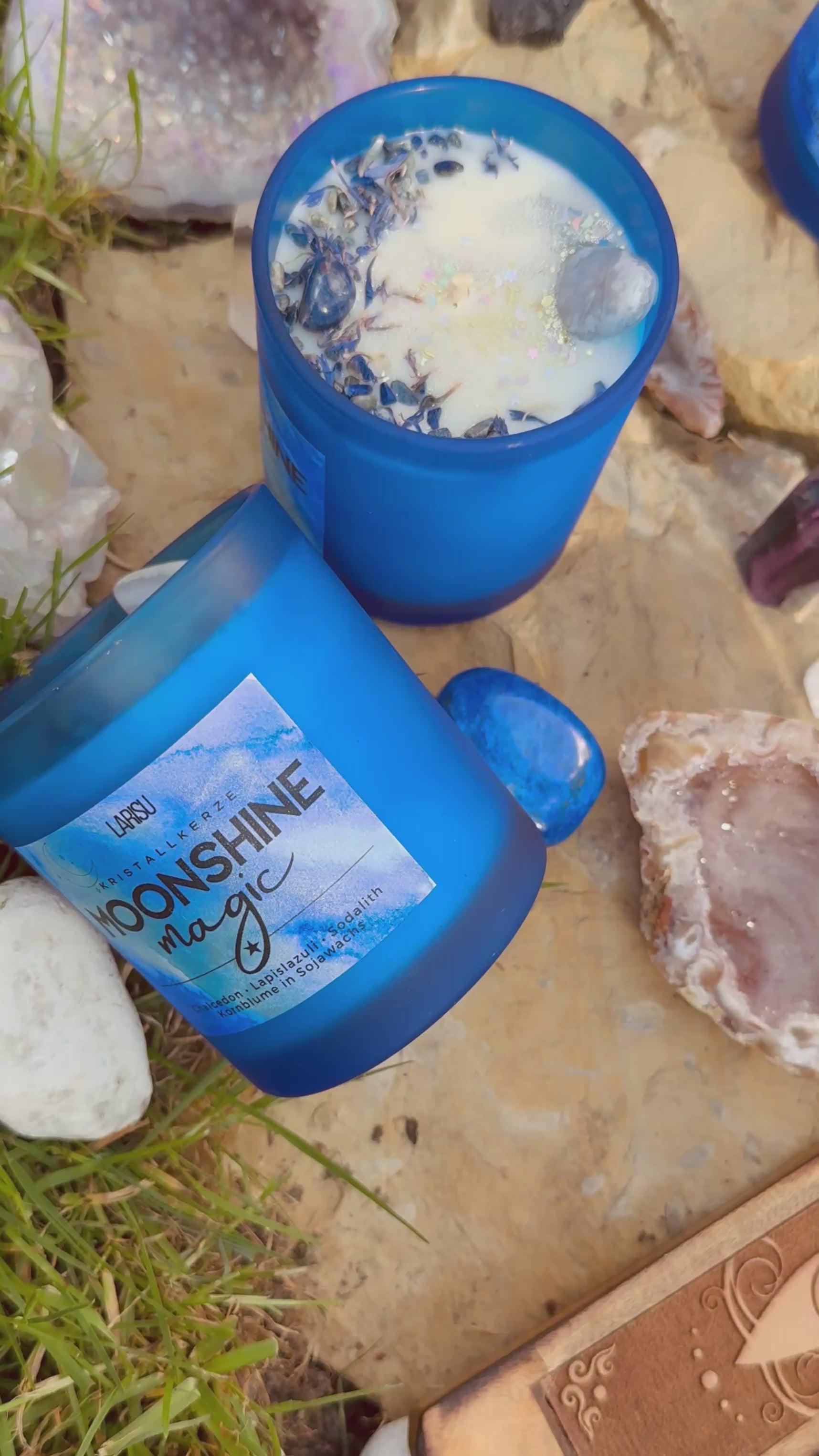 Video laden: Kristallkerze MOONSHINE magic mit Chalcedon, Lapislazuli und Sodalith, limitiert